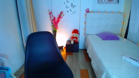 Snapshot of 19vanee chatting on February 2025 03:35:01 PM stef read my description online show from February 2025 03:35:01 PM