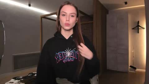 Lily 3 online show from November 2025 12:37:01 PM