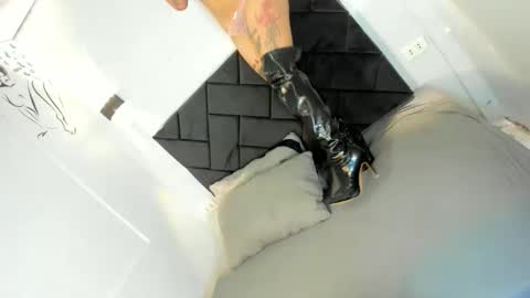 Snapshot of 2damnh0t_slut chatting on February 2026 06:36:01 PM haduki online show from February 2026 06:36:01 PM