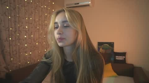 Snapshot of 2girls_1dream chatting on December 2024 04:28:01 PM Elley online show from December 2024 04:28:01 PM