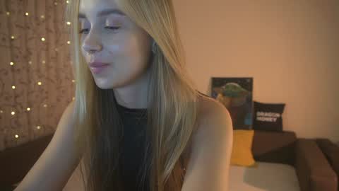 Snapshot of 2girls_1dream chatting on December 2024 04:25:02 PM Elley online show from December 2024 04:25:02 PM