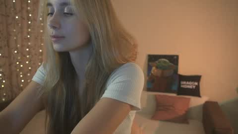 Snapshot of 2girls_1dream chatting on January 2025 05:03:01 PM Elley online show from January 2025 05:03:01 PM