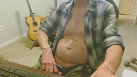 Snapshot of 6stringer62 chatting on February 2025 01:51:01 AM 6stringer62 online show from February 2025 01:51:01 AM