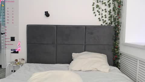 Snapshot of _52_ chatting on November 2025 03:41:01 AM EMILY AND MARCUS online show from November 2025 03:41:01 AM