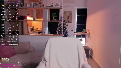 Mia online show from December 2024 10:37:01 AM