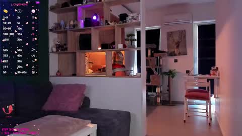 Mia online show from February 2025 12:33:01 PM