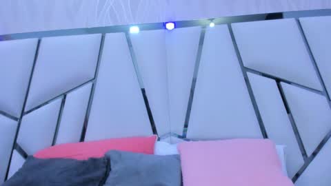 Aura online show from February 2025 03:12:01 AM