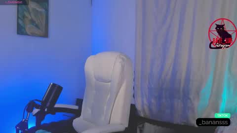 Lunita  online show from January 2026 04:45:02 PM