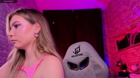 Bella online show from October 2025 08:46:02 PM