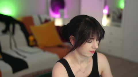 Lili online show from October 2025 12:04:01 PM