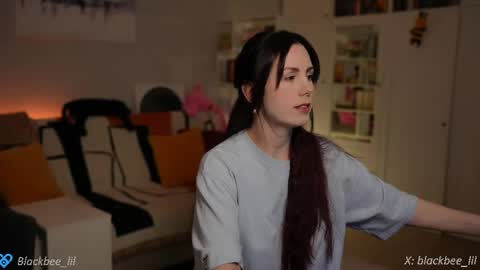 Snapshot of _blackbee_ chatting on May 2026 05:20:01 PM Lili online show from May 2026 05:20:01 PM