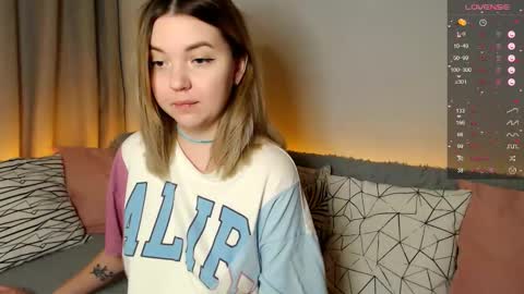 Snapshot of _blonde_barbie_ chatting on November 2025 10:53:02 PM Elizabeth online show from November 2025 10:53:02 PM