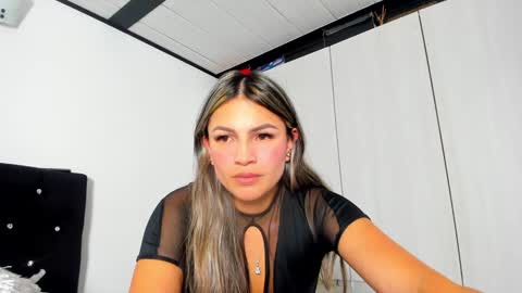 Snapshot of _cereza_ chatting on December 2024 11:10:02 PM Bella online show from December 2024 11:10:02 PM