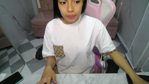 _charlottee_b online show from April 2026 12:58:02 PM