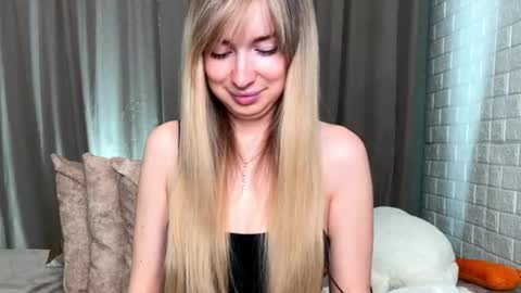 _crystal_moon_1 online show from November 2025 09:42:02 PM