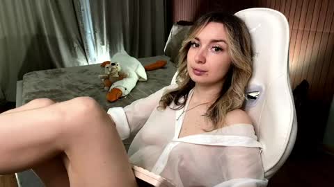 _crystal_moon_1 online show from May 2026 06:49:02 PM