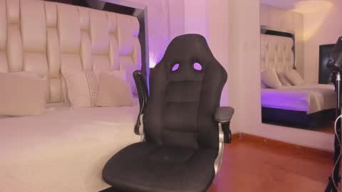     online show from October 2025 07:59:01 PM