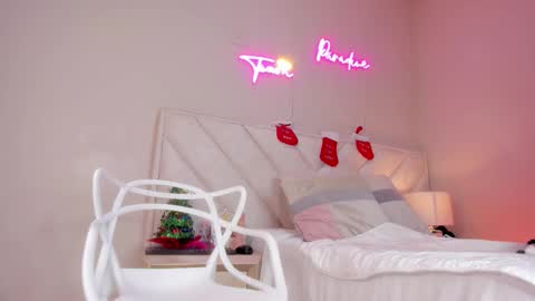 Snapshot of _emily__cb chatting on December 2025 12:43:01 PM Hi Im Emily online show from December 2025 12:43:01 PM