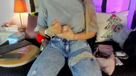 Isabella online show from December 2025 12:02:02 PM