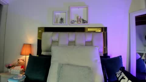 Isabella online show from March 2026 12:12:02 PM