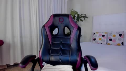 Emma  online show from November 2025 07:57:01 PM