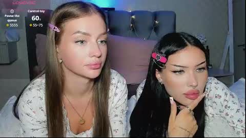 Snapshot of _jesslei_ chatting on June 2026 04:40:02 PM Jess blond and Leila brunette online show from June 2026 04:40:02 PM