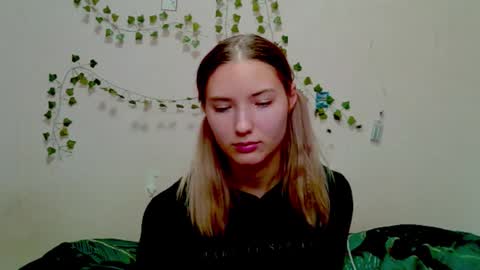 _kikiclark_ online show from November 2025 05:56:01 PM