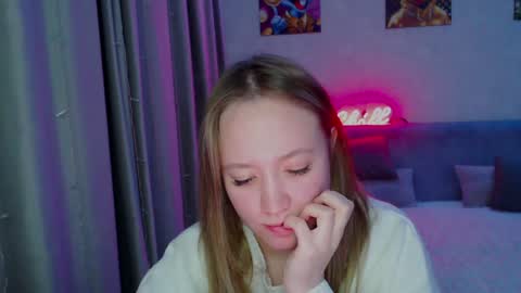 _lalune_ online show from December 2024 12:54:01 AM