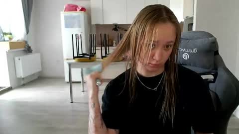 _lalune_ online show from July 2026 09:22:01 AM