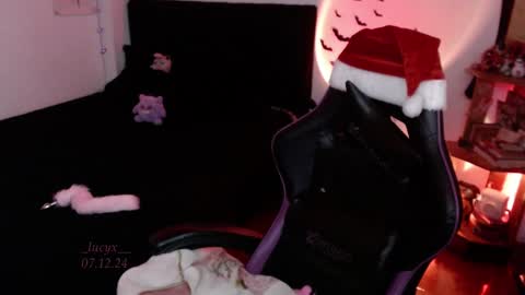 Snapshot of _lucyx__ chatting on December 2024 11:12:02 PM Queen. Help me reach 100 thumbs up online show from December 2024 11:12:02 PM