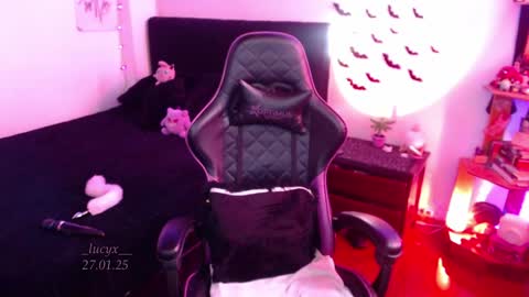 Snapshot of _lucyx__ chatting on January 2025 09:00:01 PM Queen. Help me reach 100 thumbs up online show from January 2025 09:00:01 PM