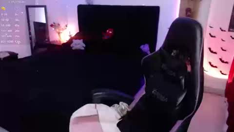 Snapshot of _lucyx__ chatting on September 2025 09:39:02 PM Queen. Help me reach 100 thumbs up online show from September 2025 09:39:02 PM