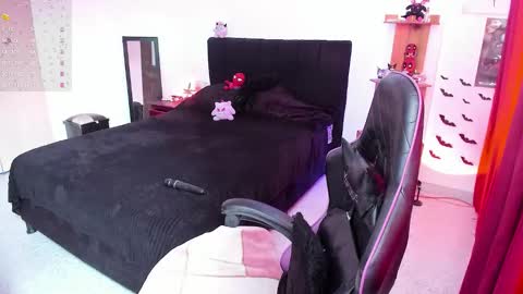 Snapshot of _lucyx__ chatting on February 2026 05:18:01 PM Queen. Help me reach 100 thumbs up online show from February 2026 05:18:01 PM