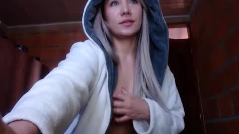 Snapshot of _lunablondie_ chatting on January 2025 03:29:01 PM _lunablondie_ online show from January 2025 03:29:01 PM