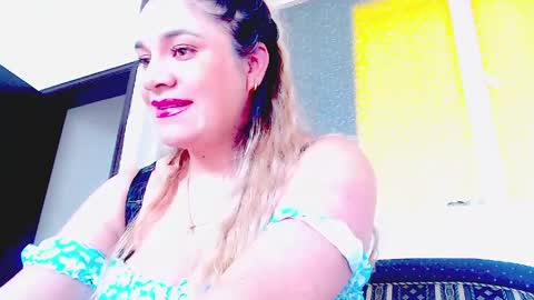 _lunagold_ online show from April 2026 09:38:02 PM