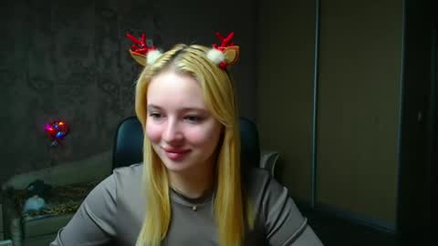 Snapshot of _mila_la_ chatting on December 2025 12:01:02 PM Melanie online show from December 2025 12:01:02 PM