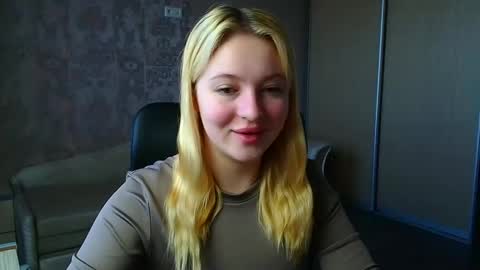 Snapshot of _mila_la_ chatting on March 2026 10:00:02 AM Melanie online show from March 2026 10:00:02 AM