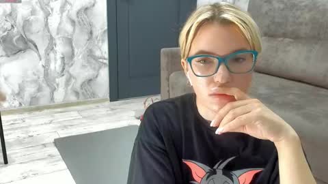 Snapshot of _miss_strawberry_ chatting on April 2026 10:24:02 AM Sofia birthday october 29 online show from April 2026 10:24:02 AM