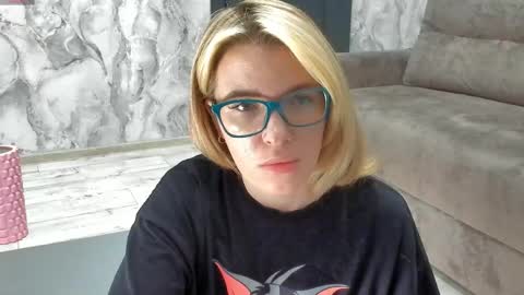 Snapshot of _miss_strawberry_ chatting on April 2026 02:11:02 PM Sofia birthday october 29 online show from April 2026 02:11:02 PM