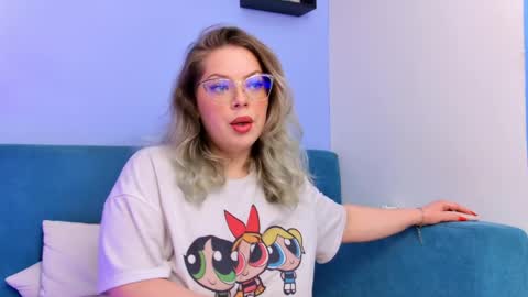 Snapshot of _mooncake chatting on April 2026 12:25:01 PM Fiona online show from April 2026 12:25:01 PM