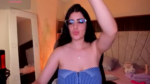 Snapshot of _niah_ chatting on November 2025 09:36:02 PM Niah You can call me Ni or cutie haha online show from November 2025 09:36:02 PM