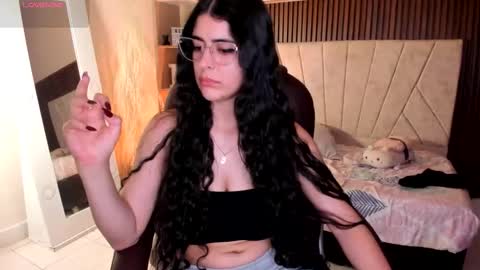 Snapshot of _niah_ chatting on November 2025 08:57:01 PM Niah You can call me Ni or cutie haha online show from November 2025 08:57:01 PM