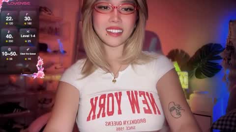 Snapshot of _nippleticklexxx chatting on September 2025 05:05:02 PM Lily online show from September 2025 05:05:02 PM