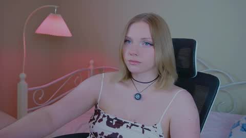 Snapshot of _penisflytrap_ chatting on February 2026 07:48:01 PM Viktoria online show from February 2026 07:48:01 PM