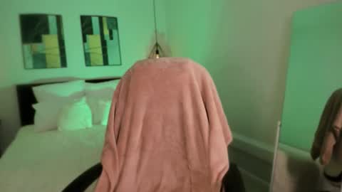 Snapshot of _sofi_spark chatting on December 2025 06:51:01 AM Sofi Follow me online show from December 2025 06:51:01 AM