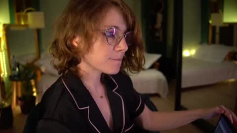 Evi online show from February 2025 10:06:02 PM