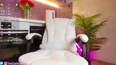 Julia online show from March 2025 01:04:01 AM