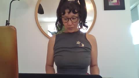 Snapshot of _tutti_frutti_ chatting on April 2026 08:28:02 PM _tutti_frutti_ online show from April 2026 08:28:02 PM