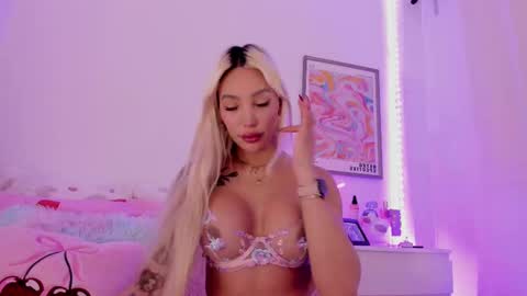 Snapshot of _viioletweekend_ chatting on February 2025 05:20:02 PM online show from February 2025 05:20:02 PM