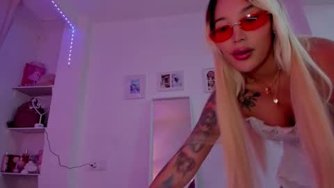 Snapshot of _viioletweekend_ chatting on November 2025 08:44:01 PM online show from November 2025 08:44:01 PM